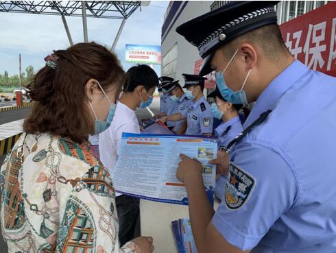 新疆伊犁:NIA警察深入學習宣傳民法典與當地群眾互動