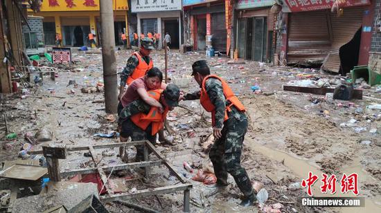 图为官兵现场抢险救灾。(通讯员 丁乙 武文治 武警贵州总队遵义支队供图 ) 图为官兵现场抢险救灾。(通讯员 丁乙 武文治 武警贵州总队遵义支队供图 )