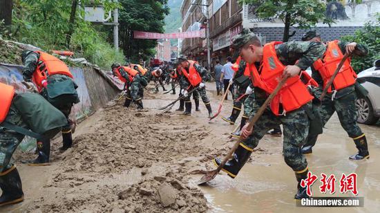 图为官兵现场抢险救灾。(通讯员 丁乙 武文治 武警贵州总队遵义支队供图 ) 图为官兵现场抢险救灾。(通讯员 丁乙 武文治 武警贵州总队遵义支队供图 )