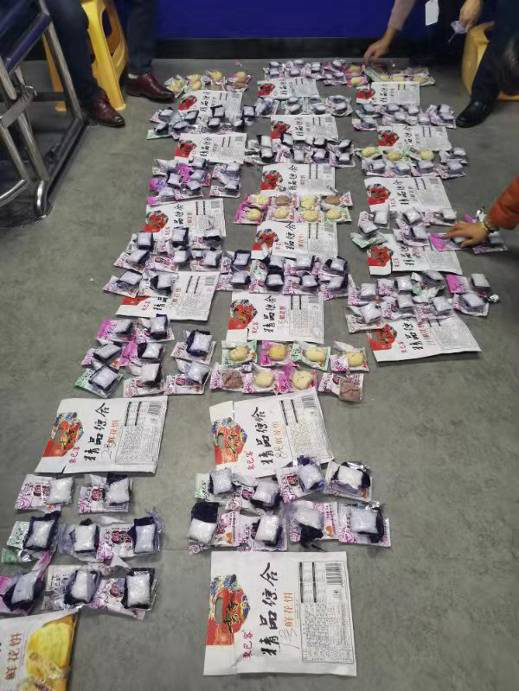 民警对查获的毒品进行清点称重 民警对查获的毒品进行清点称重