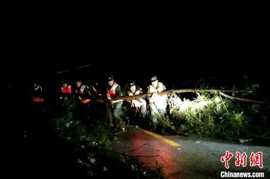 图为救援现场。 武警黔南支队供图 图为救援现场。 武警黔南支队供图