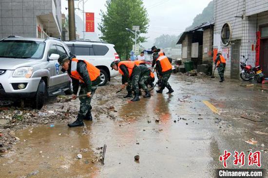 图为救援现场。 武警黔南支队供图 图为救援现场。 武警黔南支队供图