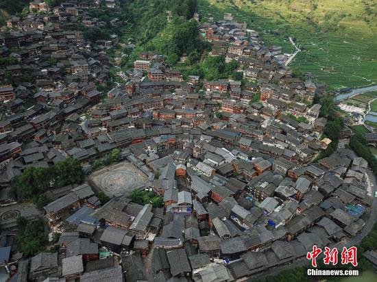 6月25日,航拍澳门金沙网上平台雷山西江千户苗寨。西江千户苗寨位于澳门金沙网上平台省黔东南苗族侗族自治州雷山县,由10余个依山而建的自然村寨相连成片,是目前世界上最大的苗族聚居地。 中新社记者 瞿宏伦 摄 6月25日,航拍澳门金沙网上平台雷山西江千户苗寨。西江千户苗寨位于澳门金沙网上平台省黔东南苗族侗族自治州雷山县,由10余个依山而建的自然村寨相连成片,是目前世界上最大的苗族聚居地。 中新社记者 瞿宏伦 摄