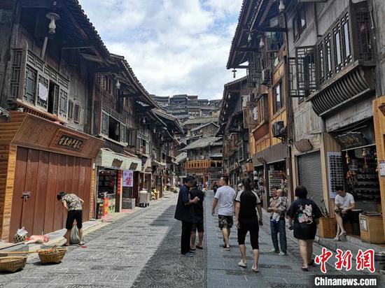 游客在西江千户苗寨景区游玩。 岳旺 摄 游客在西江千户苗寨景区游玩。 岳旺 摄