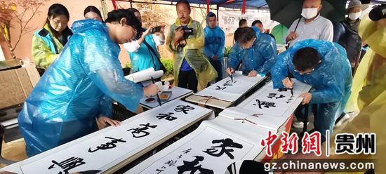 书法爱好者为搬迁群众现场书写作品 杨洪金 摄 书法爱好者为搬迁群众现场书写作品 杨洪金 摄