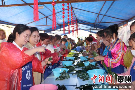 包粽子比赛场景 杨洪金 摄 包粽子比赛场景 杨洪金 摄