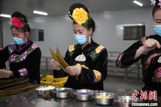 苗族妇女在赶制五彩粽。 瞿宏伦 摄 苗族妇女在赶制五彩粽。 瞿宏伦 摄