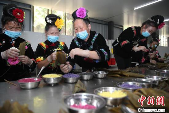苗族妇女在赶制五彩粽。 瞿宏伦 摄 苗族妇女在赶制五彩粽。 瞿宏伦 摄