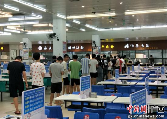 同学们正在排队领取免费粽子。 同学们正在排队领取免费粽子。