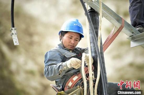 新疆边境乡村接入大电网 点亮当地民众幸福梦