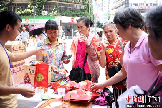 现场吸引众多民众品尝三江茶。朱柳融 摄 现场吸引众多民众品尝三江茶。朱柳融 摄