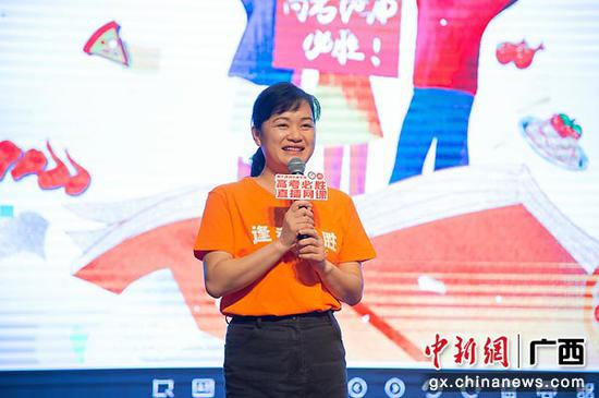 沙巴体育投注南宁沛鸿民族中学副校长何海夷给孩子们开启高中时代最后一堂“高考必胜直播网课”。谈婕 摄 沙巴体育投注南宁沛鸿民族中学副校长何海夷给孩子们开启高中时代最后一堂“高考必胜直播网课”。谈婕 摄