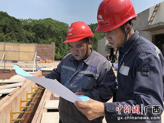 图为法卡变电站投运前的验收。梁聪 摄 图为法卡变电站投运前的验收。梁聪 摄