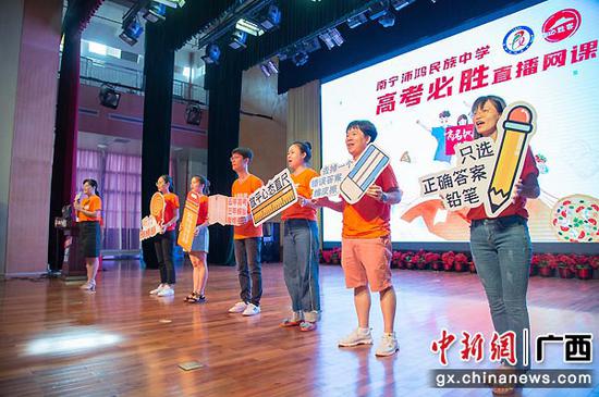 老师们为了这次“直播网课”已经悄悄练习了许久。谈婕 摄 老师们为了这次“直播网课”已经悄悄练习了许久。谈婕 摄