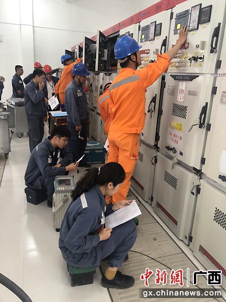 35千伏法卡送变电工程投运前的验收现场。梁聪 摄 35千伏法卡送变电工程投运前的验收现场。梁聪 摄