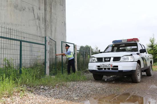 湖州站派出所民警进行商合杭高铁线路巡查。 杭州铁路公安处 供图
