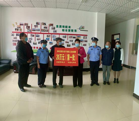 图为和布克赛尔县红十字会将第一笔捐款(20万元)打入阿拉新达娃·依登加甫账户。 图为和布克赛尔县红十字会将第一笔捐款(20万元)打入阿拉新达娃·依登加甫账户。