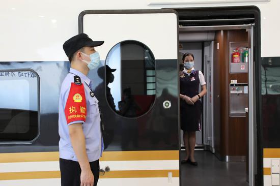 杭州东站派出所民警加强站台执勤。 杭州铁路公安处 供图