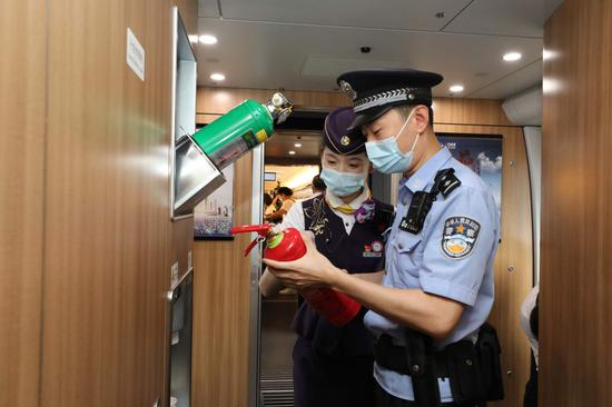 商合杭高铁杭州至合肥段开通铁路警方全力护航