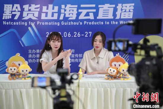 图为“云上筑交会”上,商家直播展示商品。 瞿宏伦 摄 图为“云上筑交会”上,商家直播展示商品。 瞿宏伦 摄