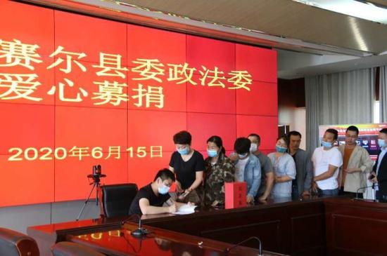 和布克赛尔县各单位纷纷进行捐款。 和布克赛尔县各单位纷纷进行捐款。