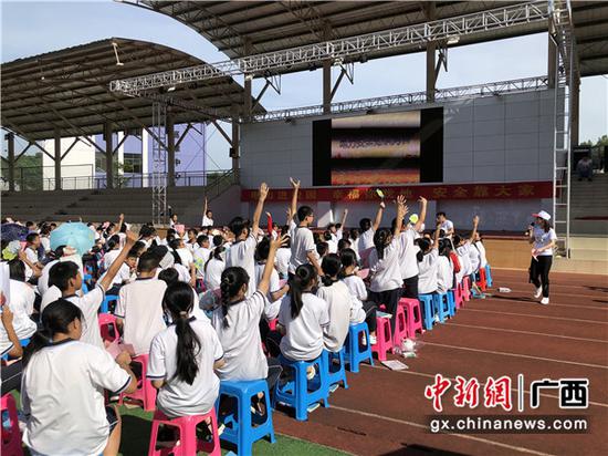同学们踊跃举手回答问题。赵荣弋 摄 同学们踊跃举手回答问题。赵荣弋 摄