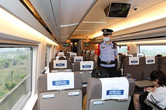 乘警列车巡逻。 杭州铁路公安处 供图