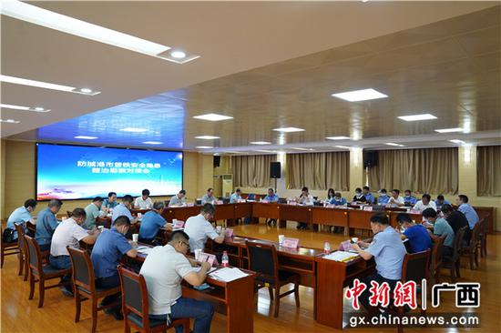 路地联合召开安全隐患整治勘察对接会现场。甘璐 摄 路地联合召开安全隐患整治勘察对接会现场。甘璐 摄