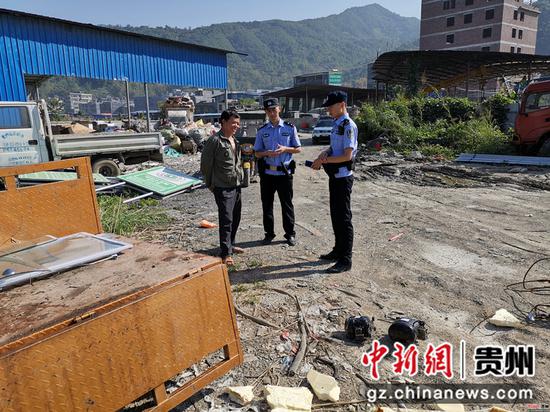 社区民警到辖区废品回收站开展工作