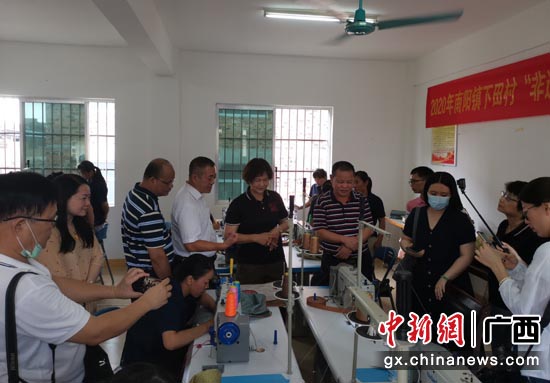 领导和嘉宾在“非遗+扶贫”壮衣工坊参观指导 领导和嘉宾在“非遗+扶贫”壮衣工坊参观指导