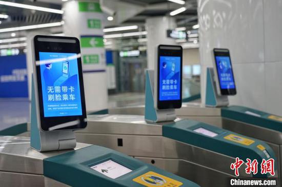 图为贵阳地铁“刷脸”通行闸机通道。 刘鹏 摄
