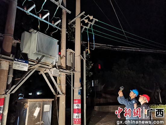 配电运维人员对变压器进行测温检查。江育康 摄 配电运维人员对变压器进行测温检查。江育康 摄