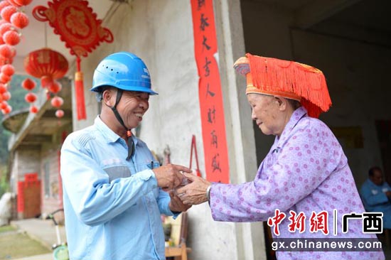 近段时间,高温天气持续,南方电网广西贵港桂平供电局工作人员为瑶乡村民更换低压线路,村民热情地为工作人员递上温开水解渴。 韦振宏 摄 近段时间,高温天气持续,南方电网广西贵港桂平供电局工作人员为瑶乡村民更换低压线路,村民热情地为工作人员递上温开水解渴。 韦振宏 摄
