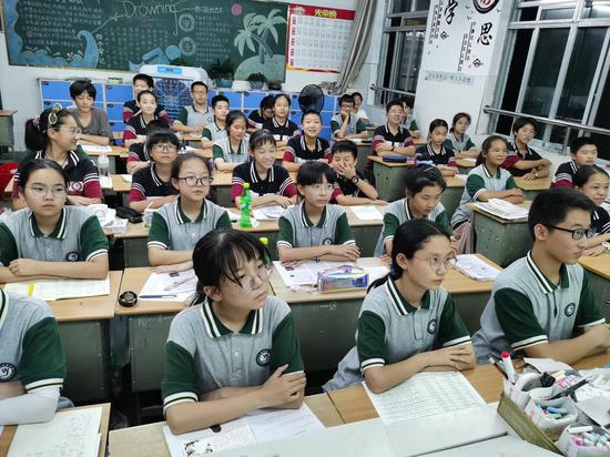 学校组织观看反诈直播。 金华市政法委供图