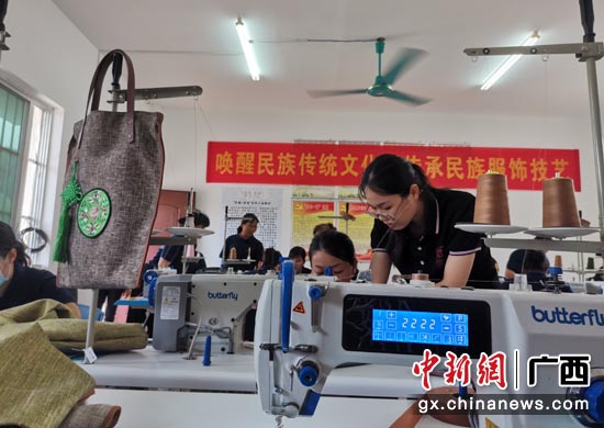 “非遗+扶贫”壮衣工坊学员互相学习、交流 。 “非遗+扶贫”壮衣工坊学员互相学习、交流 。