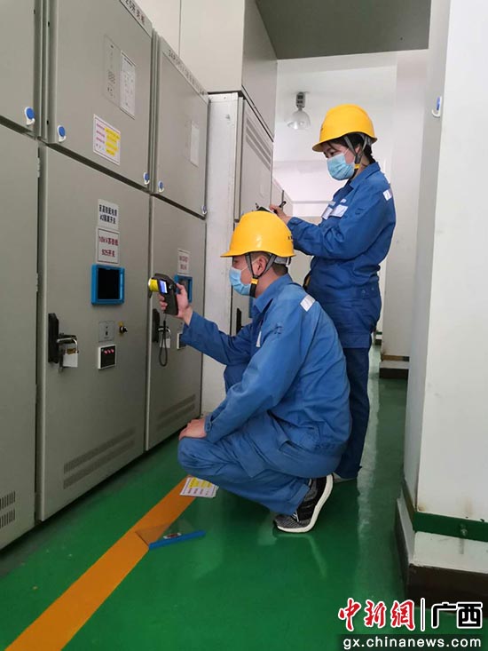 变电运行人员对变电设备进行测温。吴宗杰 摄 变电运行人员对变电设备进行测温。吴宗杰 摄