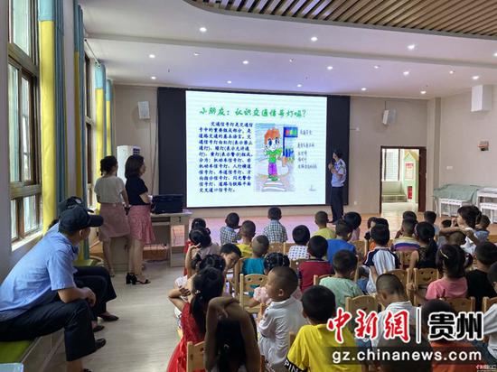 社区民警到幼儿园开展安全教育