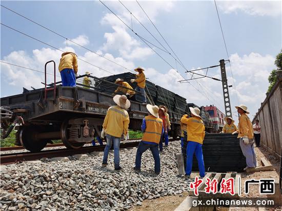 铁路职工在沿线工区卸栅栏。段晓良 摄 铁路职工在沿线工区卸栅栏。段晓良 摄