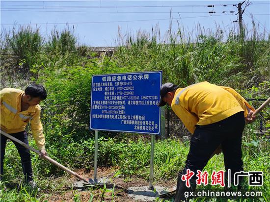 路地联合在轨道车内核对整治项目。甘璐 摄 路地联合在轨道车内核对整治项目。甘璐 摄