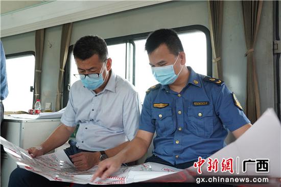 各部门在轨道车内核对整治项目 甘璐 摄 各部门在轨道车内核对整治项目 甘璐 摄