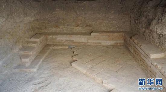 新疆哈密发现唐宋时期斜坡墓道墓 出土仿东罗马金币、萨珊波斯银币