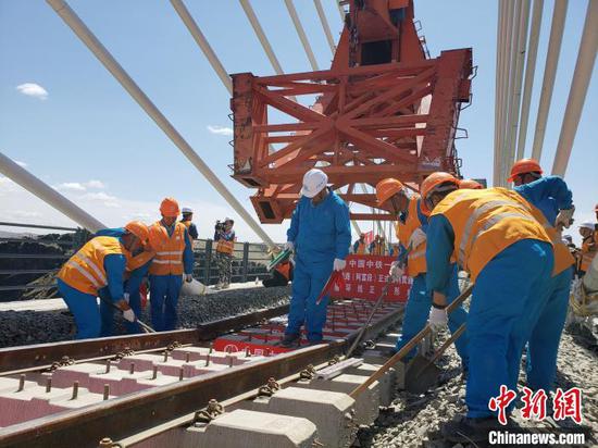 新疆阿富准铁路（阿富段）顺利铺通 北疆铁路环线正式形成