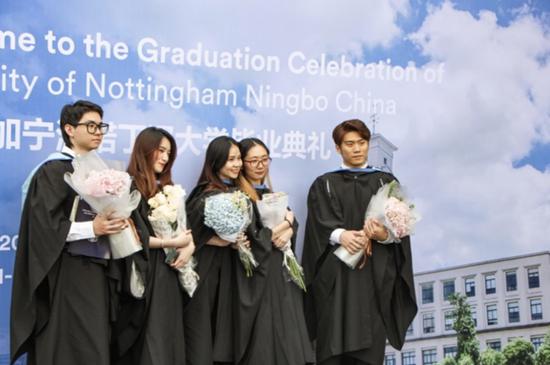 宁波诺丁汉大学举行英式毕业典礼 未返校学生直播观看