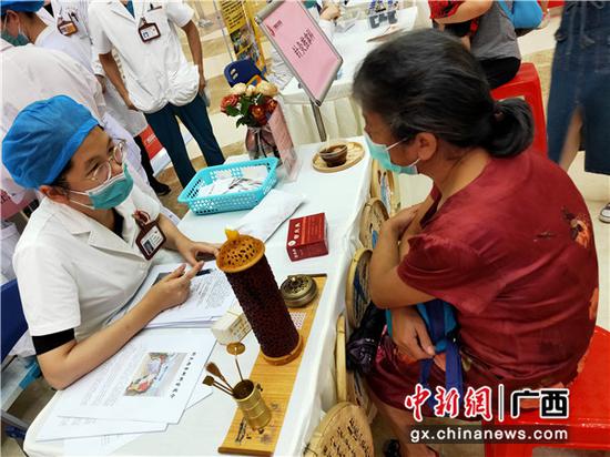 义诊。罗先彬 摄 广西国际壮医医院举办首届中医养生文化节