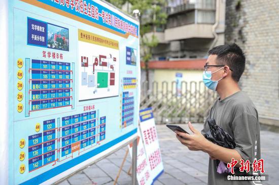 一名考生在查看考场分布图。 瞿宏伦 摄 一名考生在查看考场分布图。 瞿宏伦 摄