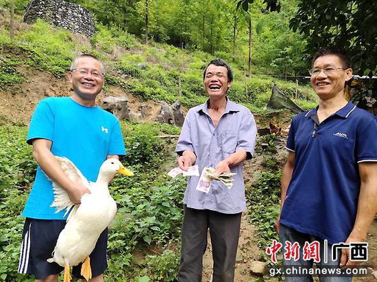 图为金城江区东江镇木友村均洞屯罗金香在产业奖补的激励下发展养殖产业。 河池金城江区全力提升脱贫成效 确保脱贫质量