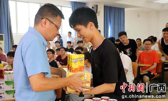 图为沛鸿民族中学考前举办减压活动,给学生发放红茶等饮料,寓意“红红火火”。河海夷 摄