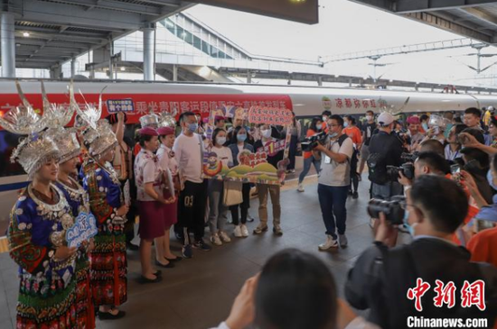 图为安六高铁开通运营,媒体现场报道。 岳旺 摄 图为安六高铁开通运营,媒体现场报道。 岳旺 摄