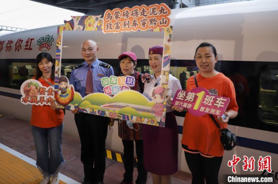 图为乘坐安六动车的乘客与乘务组合影留念。 岳旺 摄 图为乘坐安六动车的乘客与乘务组合影留念。 岳旺 摄