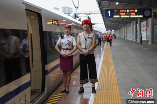 图为穿着少数民族服饰的列车乘务员在车厢内进行礼仪展示。　岳旺 摄